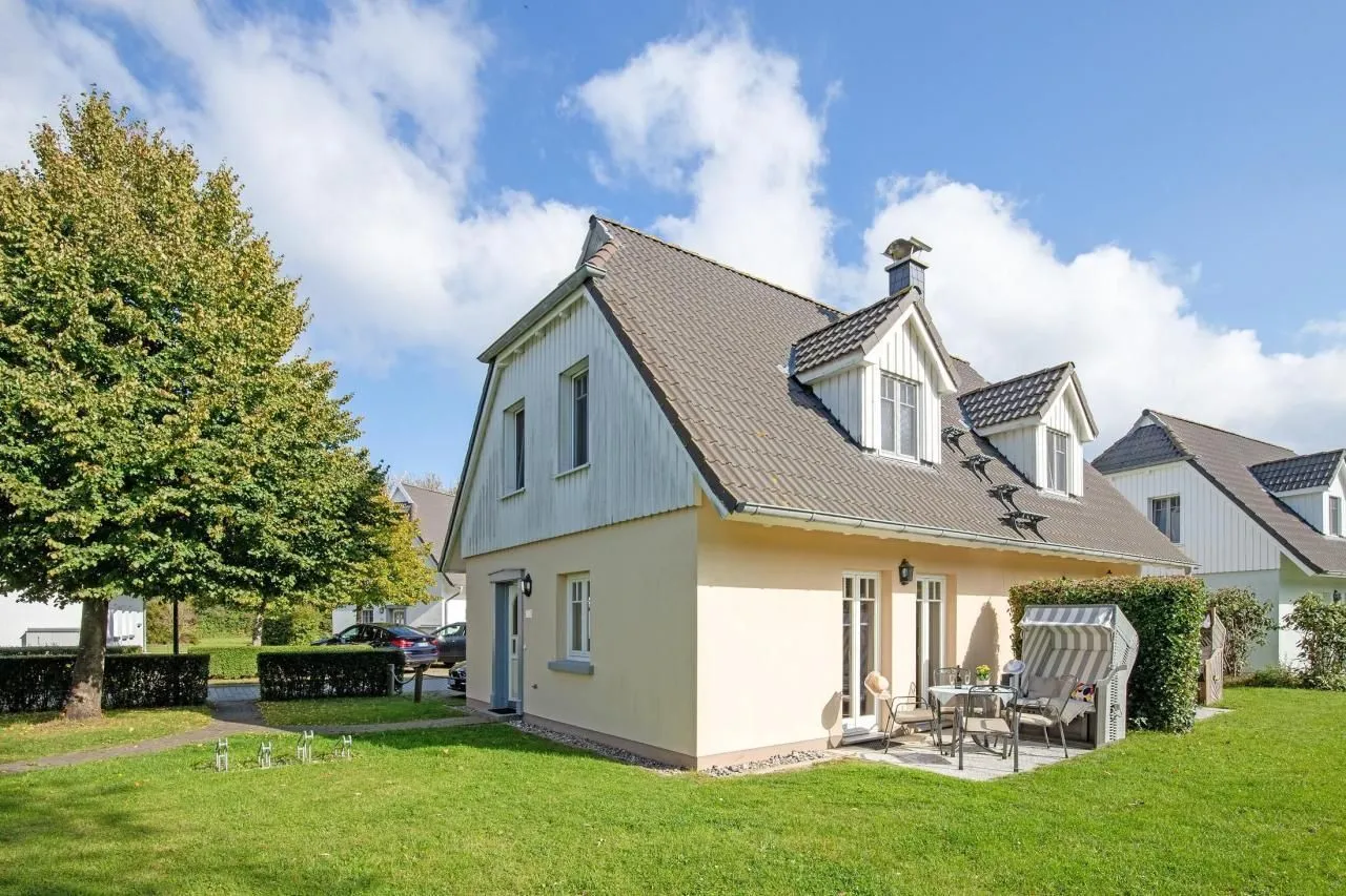 Außenansicht des Ferienhauses 19B mit Garten und Terrasse