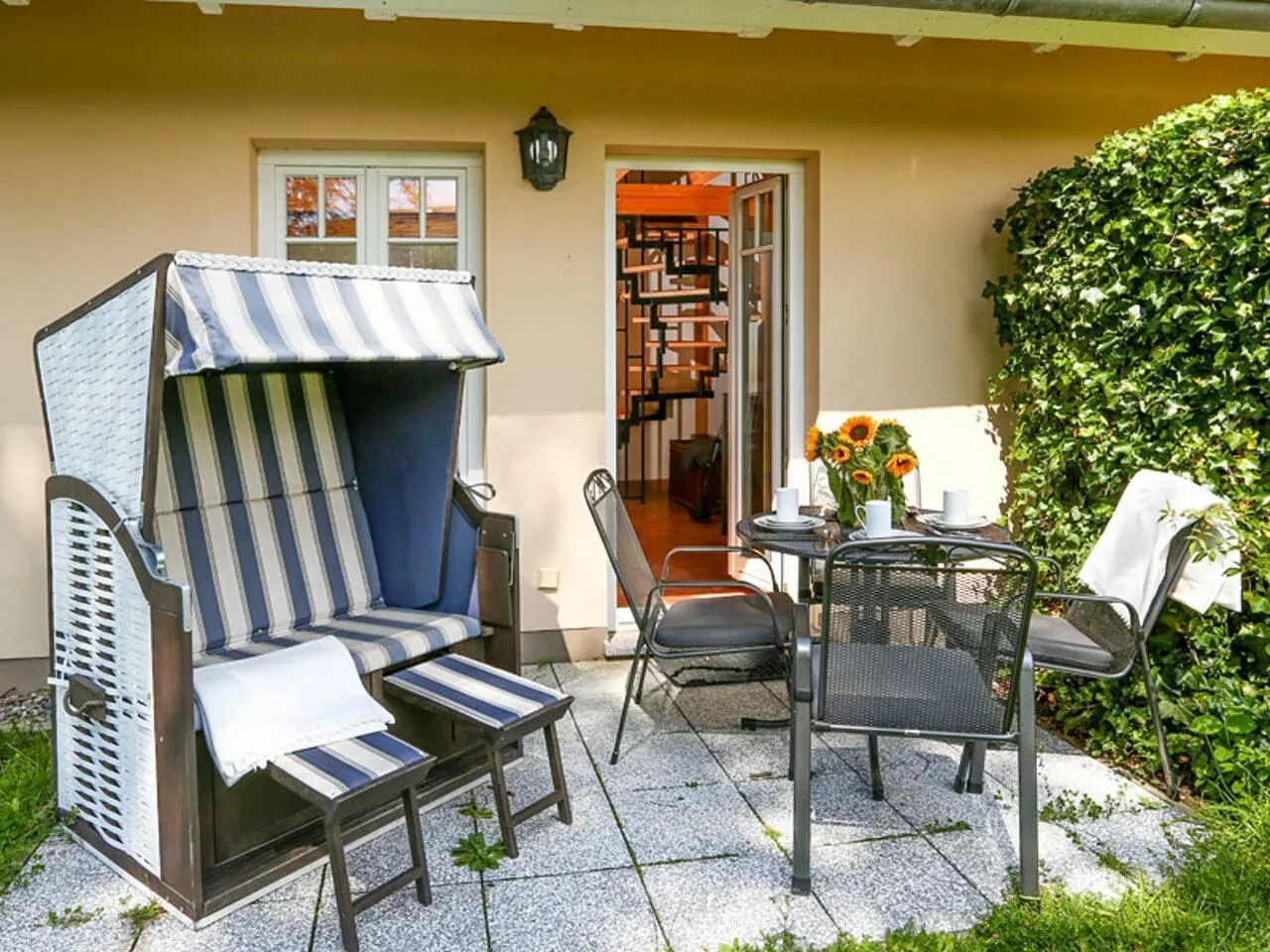 Terrasse am Ferienhaus mit Strandkorb und Gartentisch