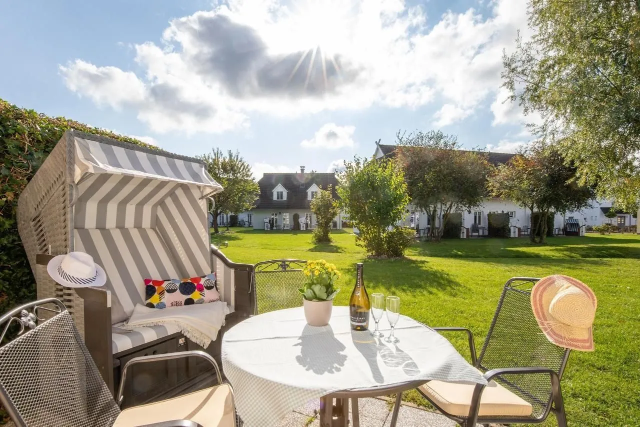 Blick von der Terrasse über den grünen Ferienpark