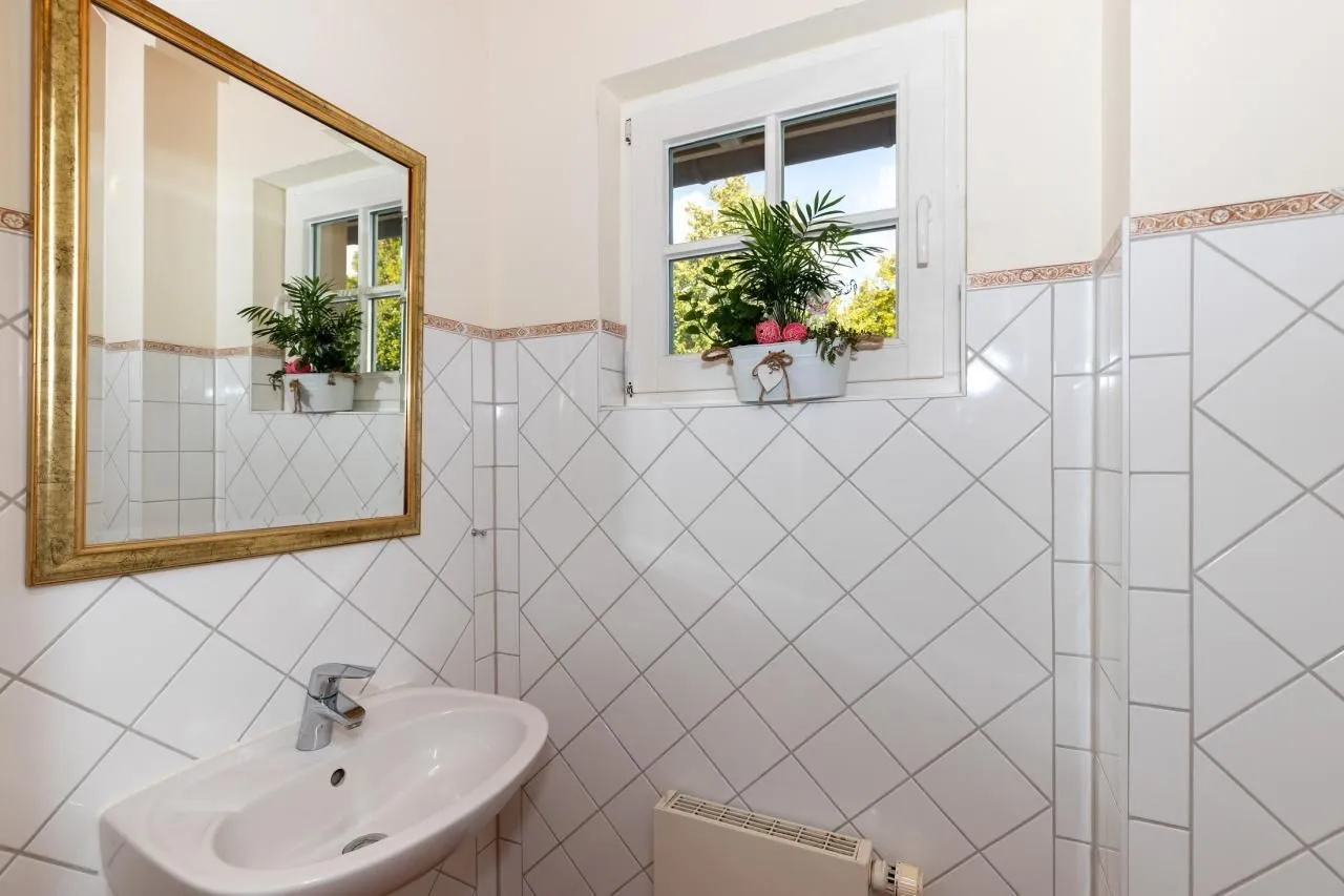 Gäste-WC mit Fenster und Spiegel