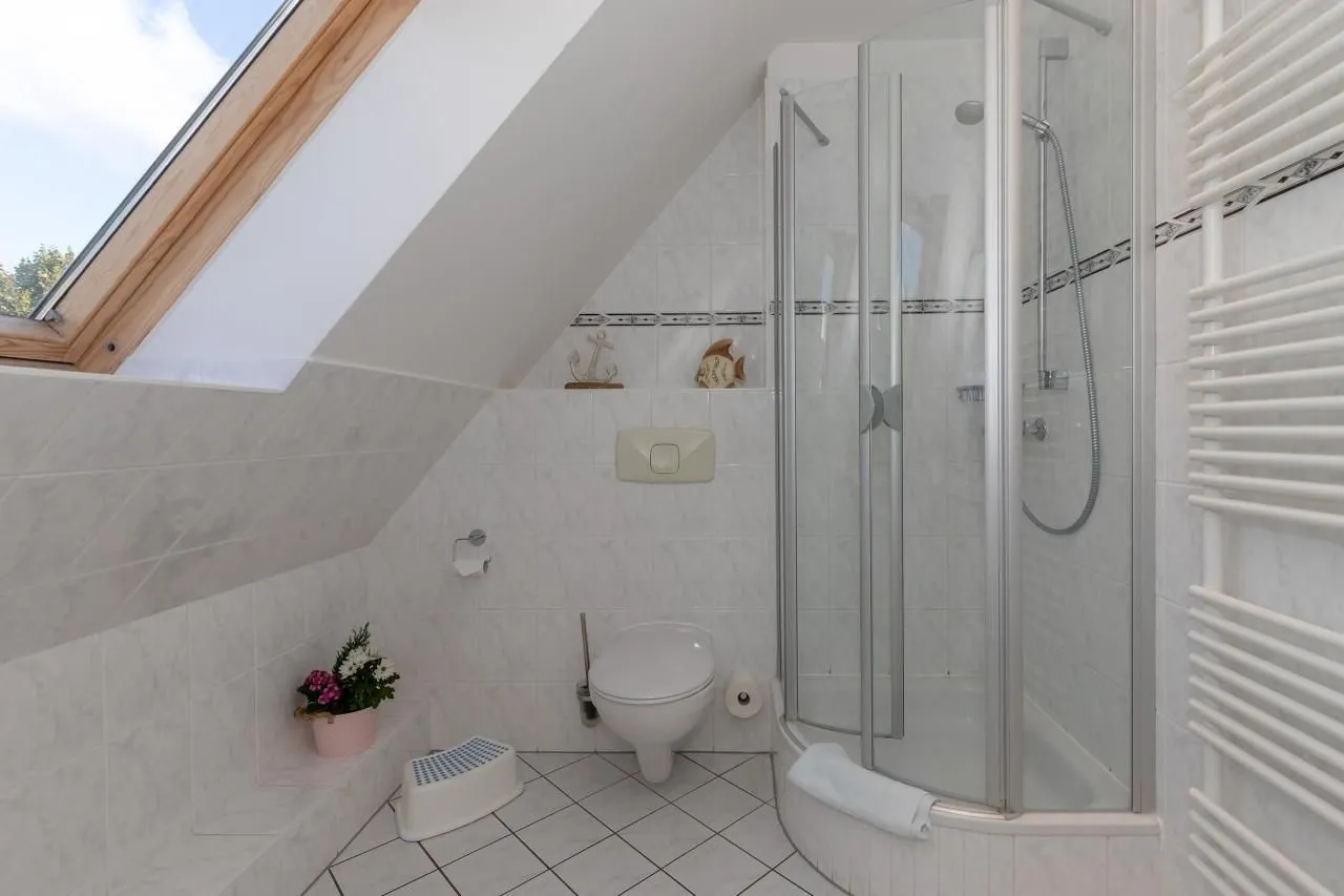 Badezimmer mit Dusche im Obergeschoss