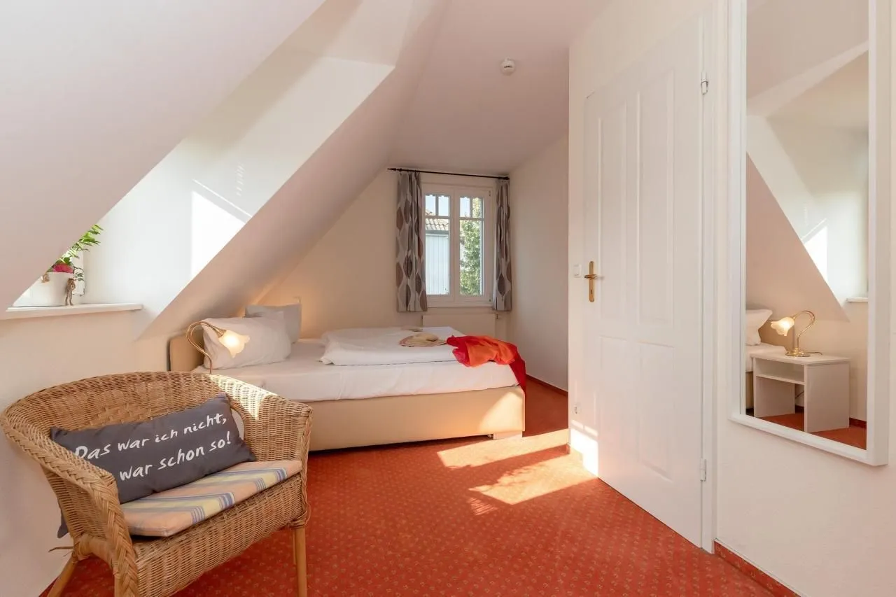 Geräumiges Schlafzimmer mit Doppelbett